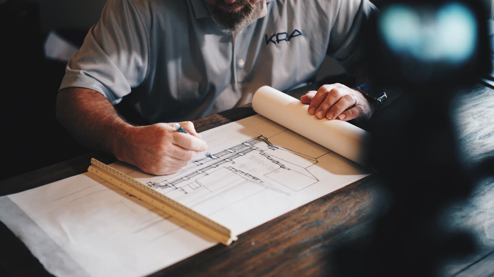 Planos de obra sobre un escritorio
