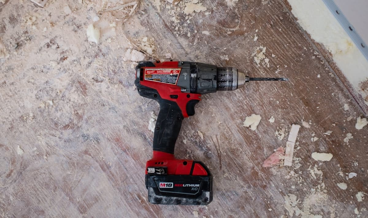 Taladro percutor sobre una superficie de obra